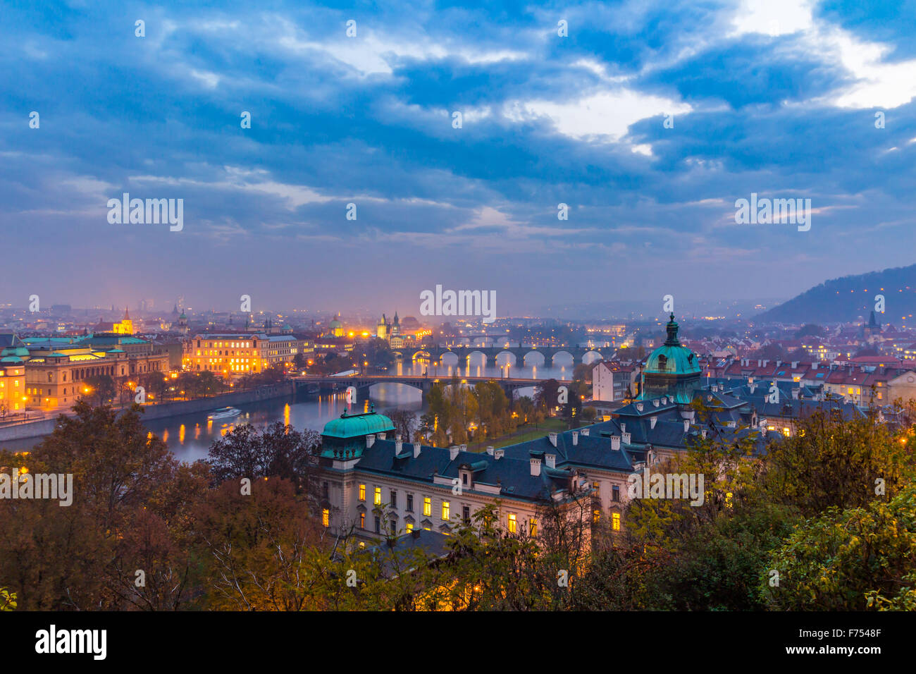 Praga e il fiume Moldava dalla collina Letna - Romantica vista dopo il tramonto nebbioso - Capitale Europea della Boemia Repubblica Ceca Foto Stock