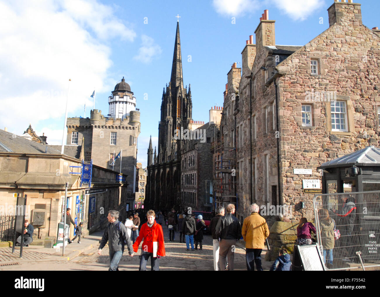 Turisti sul Royal Mile di Edimburgo, in Scozia. Foto Stock