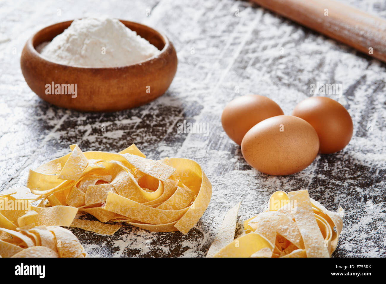 Pasta fresca sul tavolo di legno, farina e uova Foto Stock