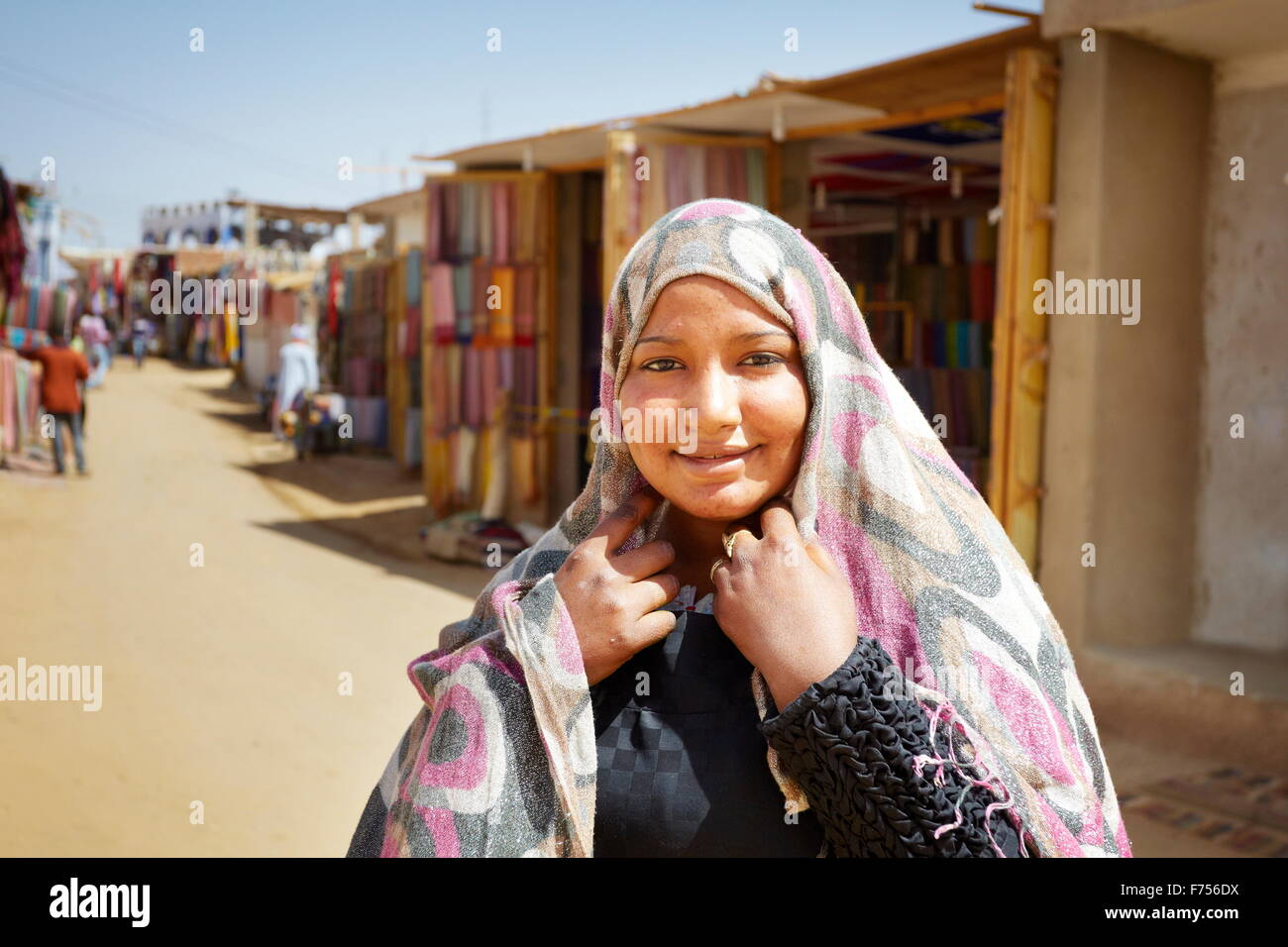 Egitto - Nubian Village vicino a Aswan, ritratto del Nubian giovane donna in strada Foto Stock