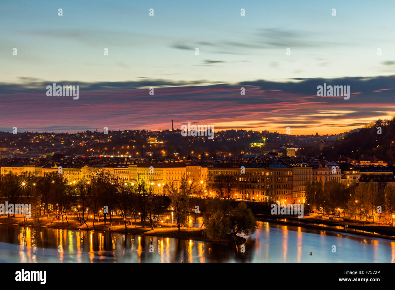 Vista la notte piccolo distretto nelle grandi città di Praga, Repubblica Ceca. Foto Stock