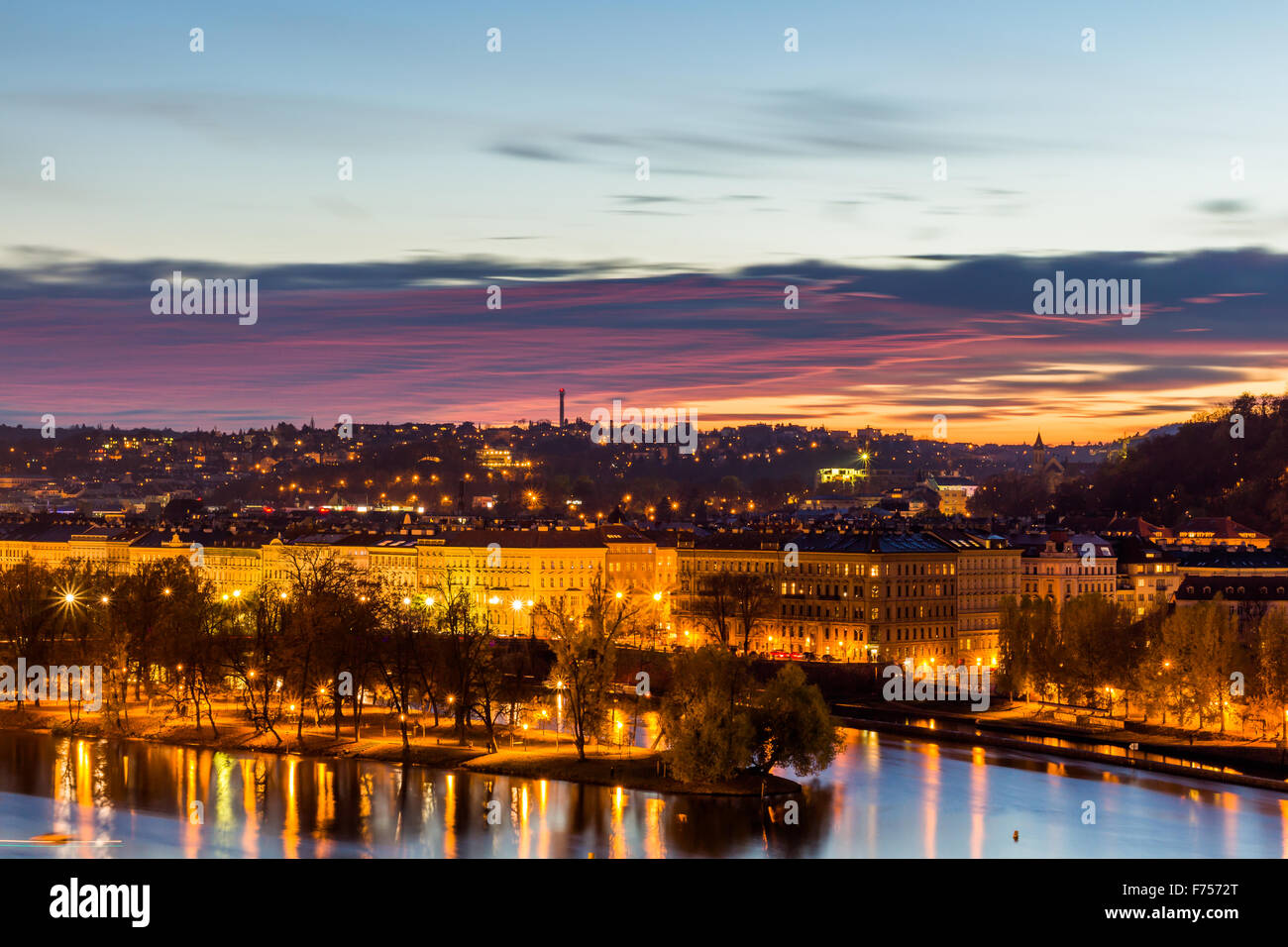 Vista la notte piccolo distretto nelle grandi città di Praga, Repubblica Ceca. Foto Stock