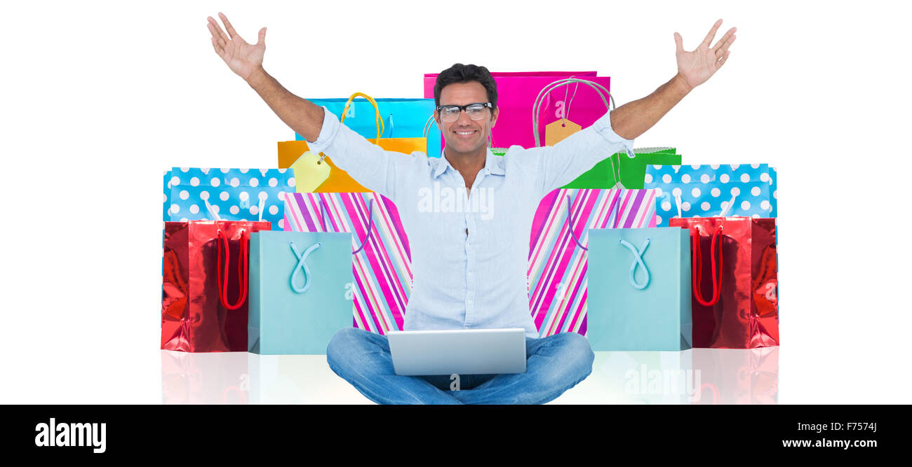 Immagine composita di uomo di successo con il computer portatile seduto isolato su sfondo bianco Foto Stock