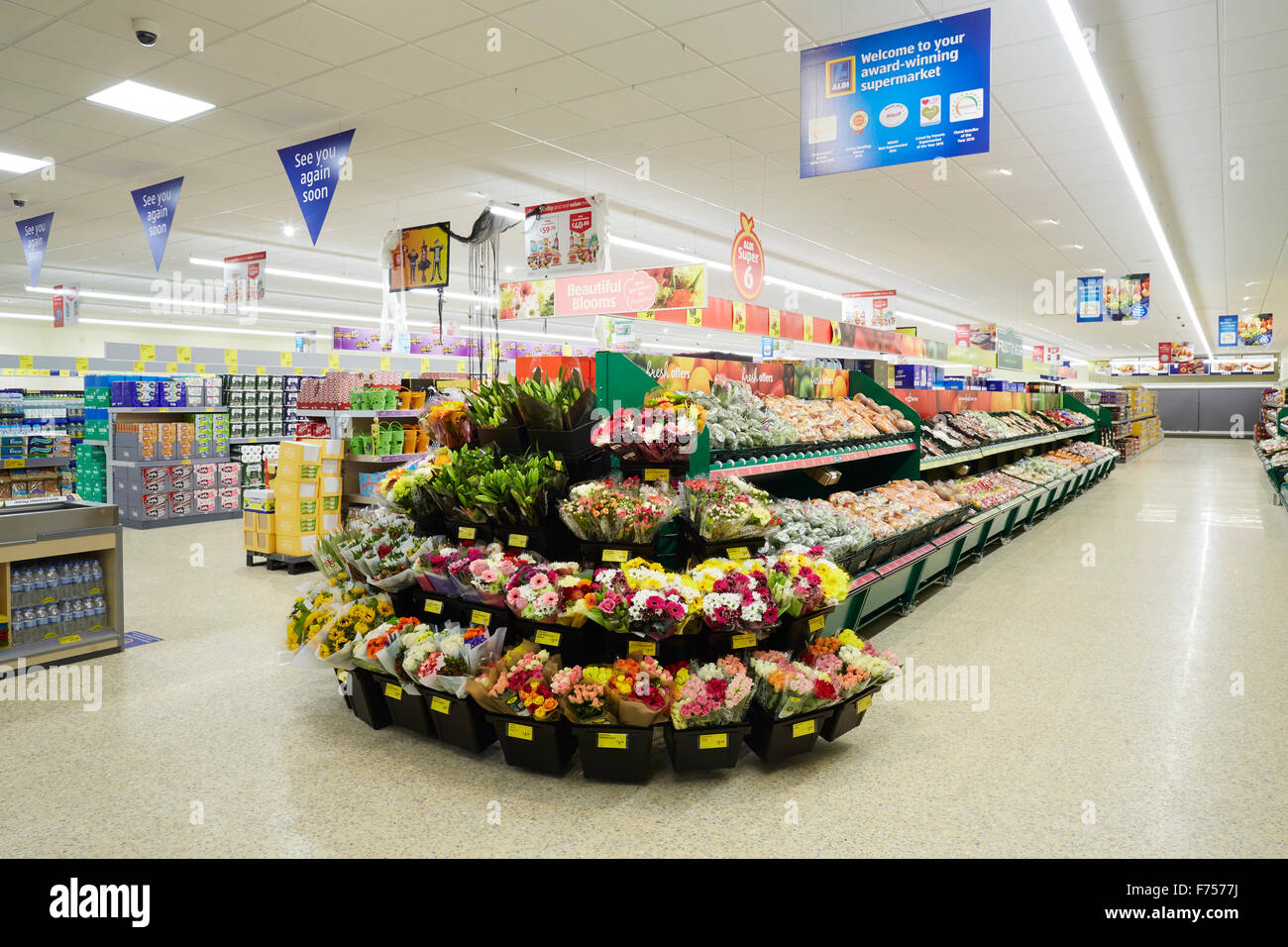 Aldi Rotherham interno del negozio che mostra la zona di ingresso i fiori recisi freschi e frutta e verdura cremagliere Foto Stock
