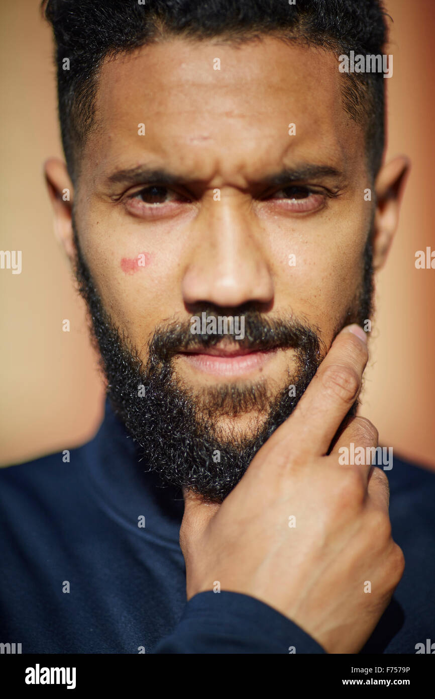 Manchester City e nazionale francese di football soccer player Gael Clichy Asian barba faccia cicatrice guancia parlando headshot sportivo Foto Stock