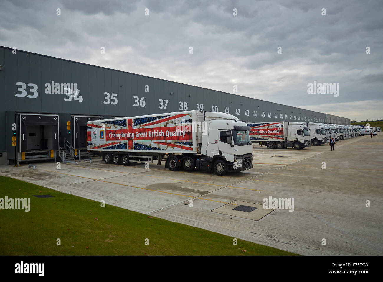 Aldi Bolton di magazzino di distribuzione esterno baie di carico degli automezzi con autocarro parcheggiato Foto Stock