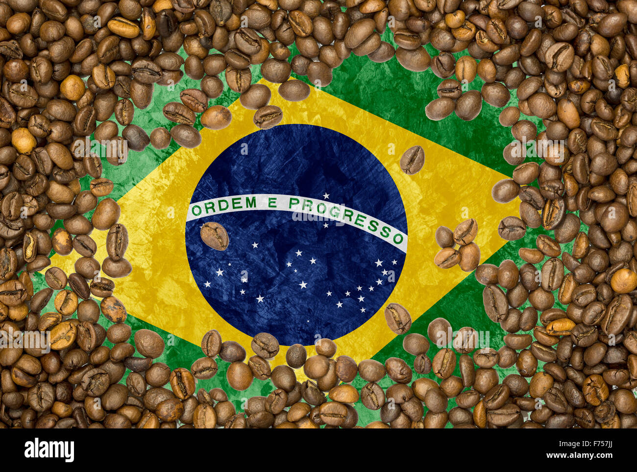 Paese nazionale bandiera del Brasile sotto uno sfondo di Roasted Brown i chicchi di caffè Foto Stock