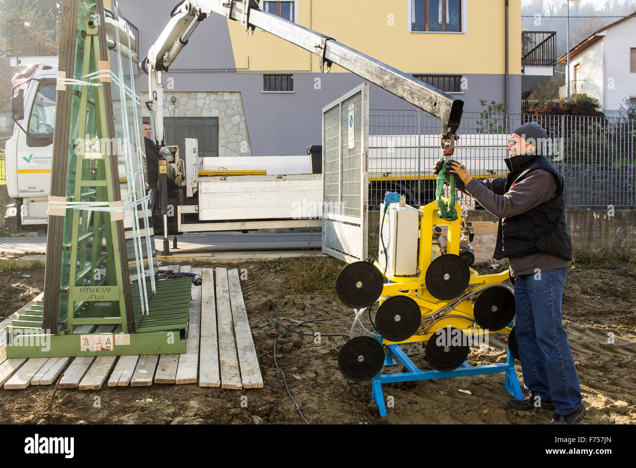 Lavoratori edili installazione di nuove finestre in una casa in costruzione nel Nord Italia. Foto Stock