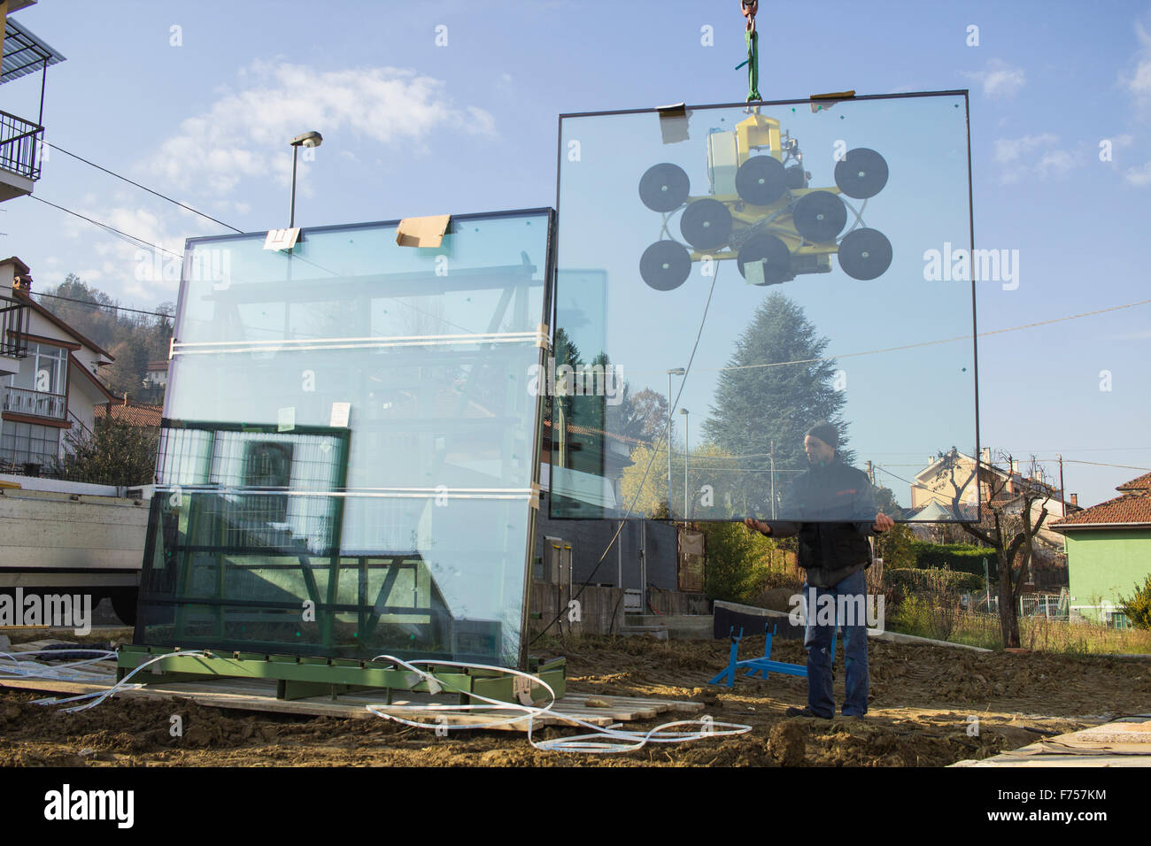 Lavoratori edili installazione di nuove finestre in una casa in costruzione nel Nord Italia. Foto Stock