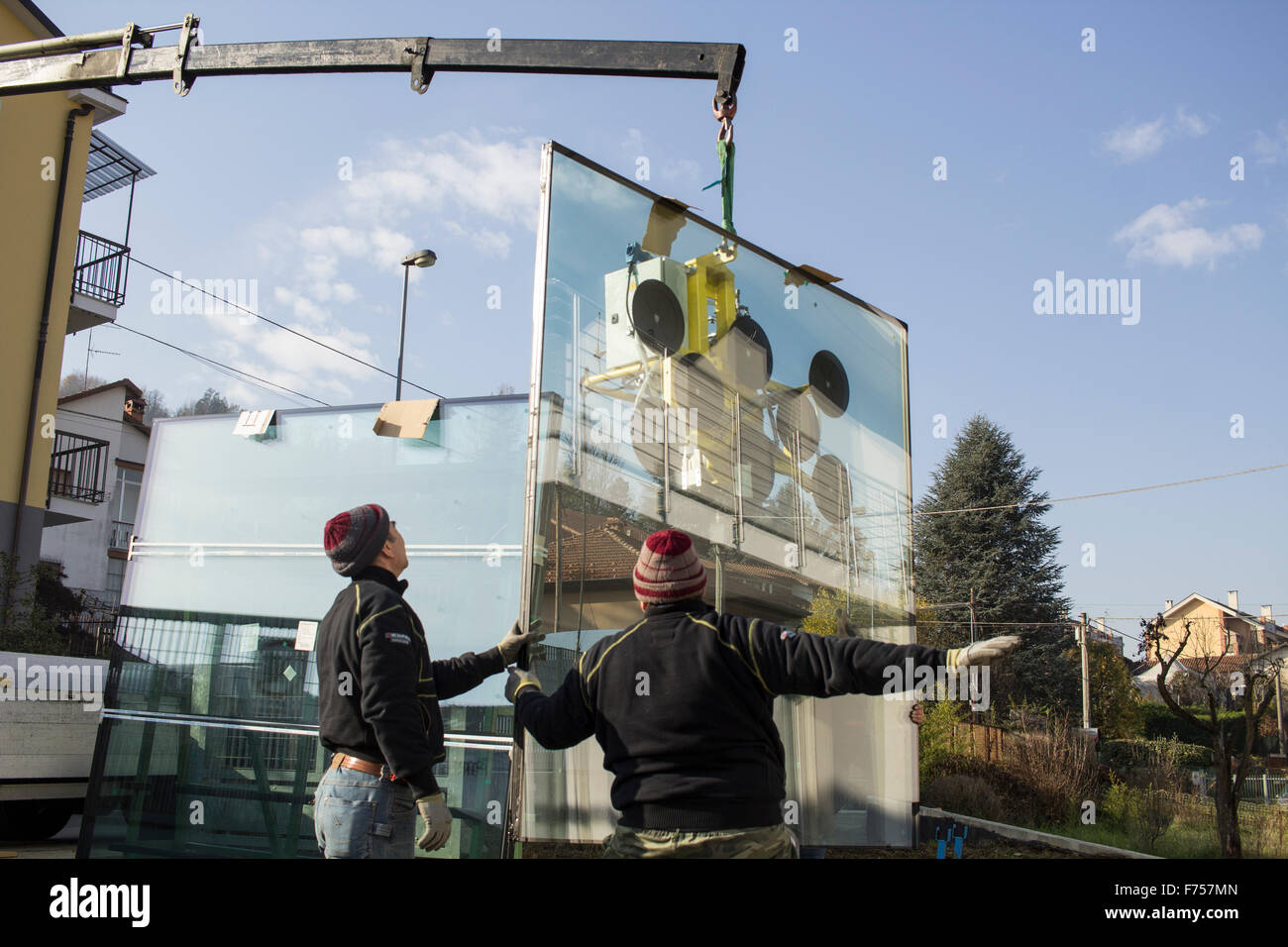 Lavoratori edili installazione di nuove finestre in una casa in costruzione nel Nord Italia. Foto Stock