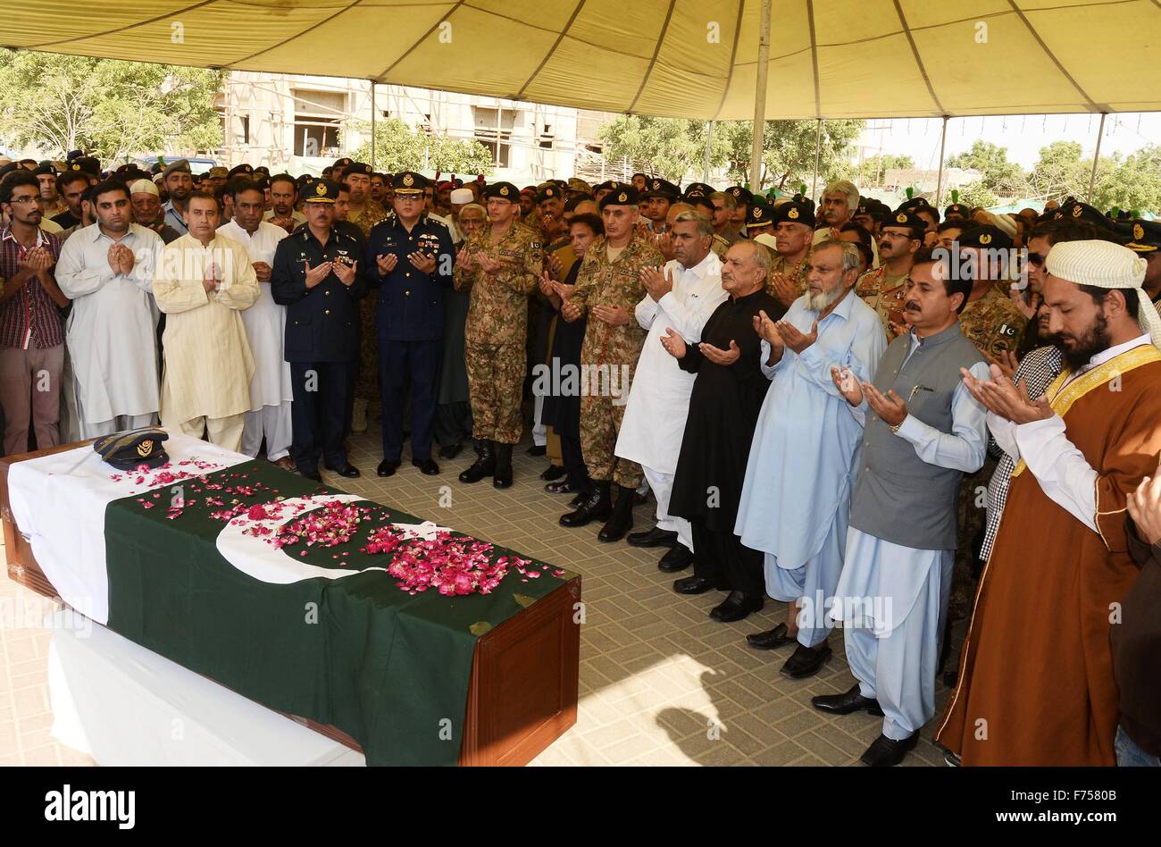 Karachi. 25 Nov, 2015. Esercito funzionari ai funerali della donna jet fighter pilota Mukhtiar Marium, che è stato ucciso in un incidente durante una missione di addestramento, nel sud del Pakistan città portuale di Karachi il 9 novembre 25, 2015. Una donna pilota è stato ucciso e istruttore di volo si è infortunato quando un piano appartenente al Pakistan Air Force (PAF) si è schiantato nei pressi del paese orientale della città Mianwali martedì pomeriggio i media locali e i funzionari di detto. © Masroor/Xinhua/Alamy Live News Foto Stock