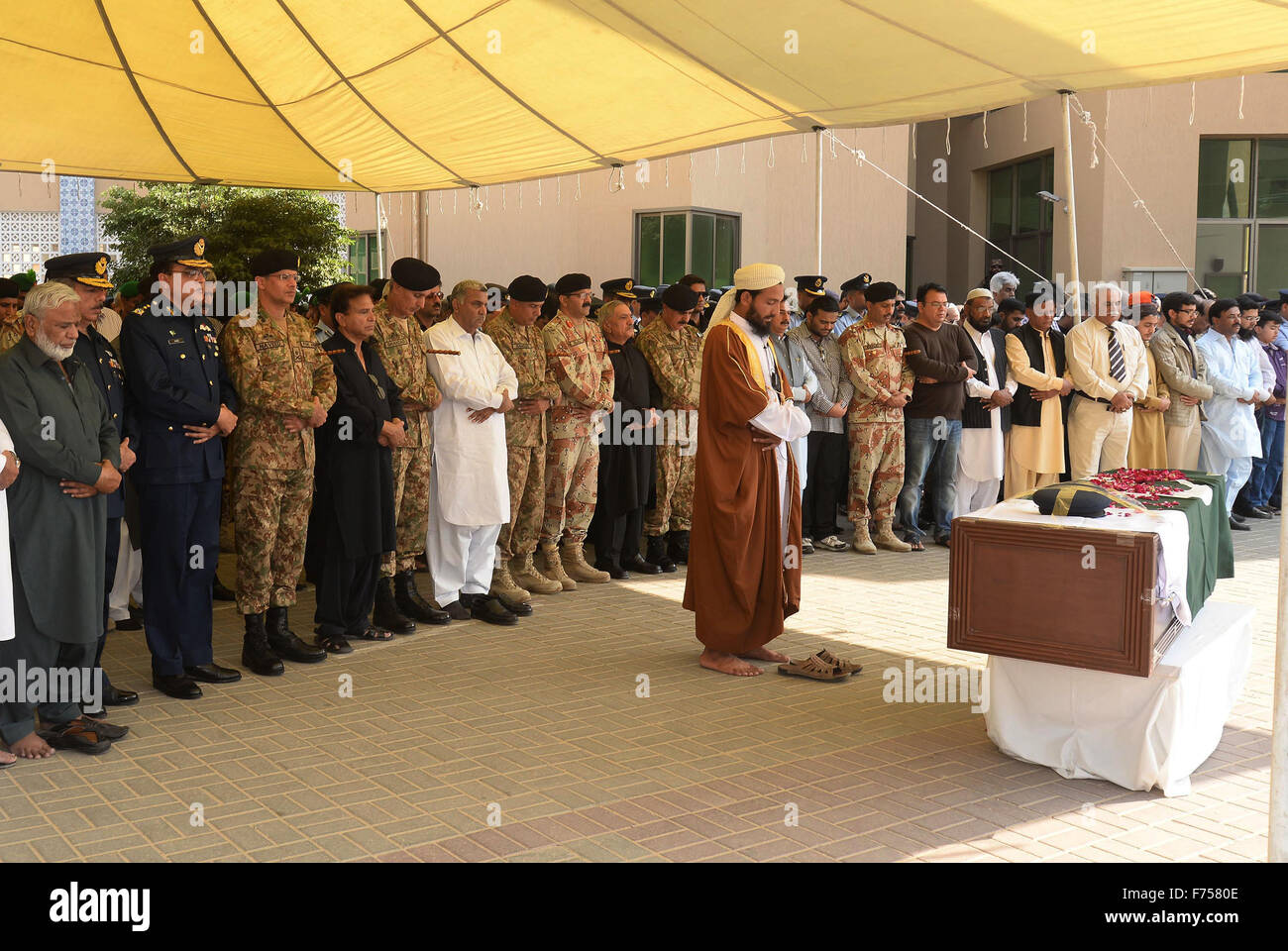Karachi. 25 Nov, 2015. Esercito funzionari ai funerali della donna jet fighter pilota Mukhtiar Marium, che è stato ucciso in un incidente durante una missione di addestramento, nel sud del Pakistan città portuale di Karachi il 9 novembre 25, 2015. Una donna pilota è stato ucciso e istruttore di volo si è infortunato quando un piano appartenente al Pakistan Air Force (PAF) si è schiantato nei pressi del paese orientale della città Mianwali martedì pomeriggio i media locali e i funzionari di detto. © Masroor/Xinhua/Alamy Live News Foto Stock