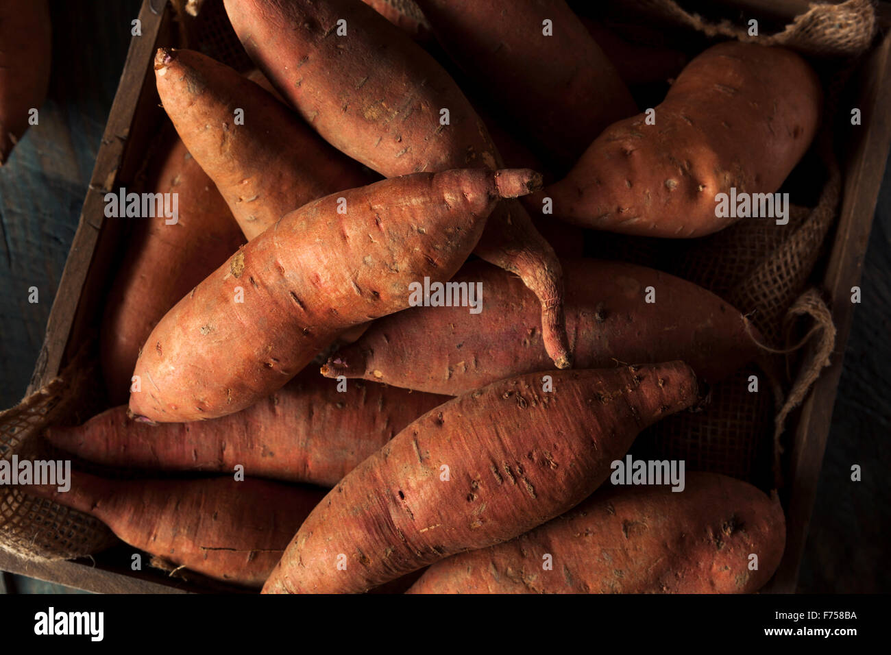 Materie organiche di patate dolci in una scatola Foto Stock