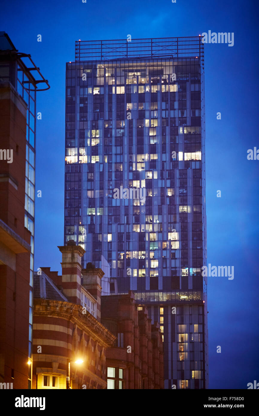 Manchester Deansgate incorniciato con Beetham Tower Beetham Tower (Hilton Tower) è un punto di riferimento 47 piani di utilizzo misto grattacielo in Ma Foto Stock