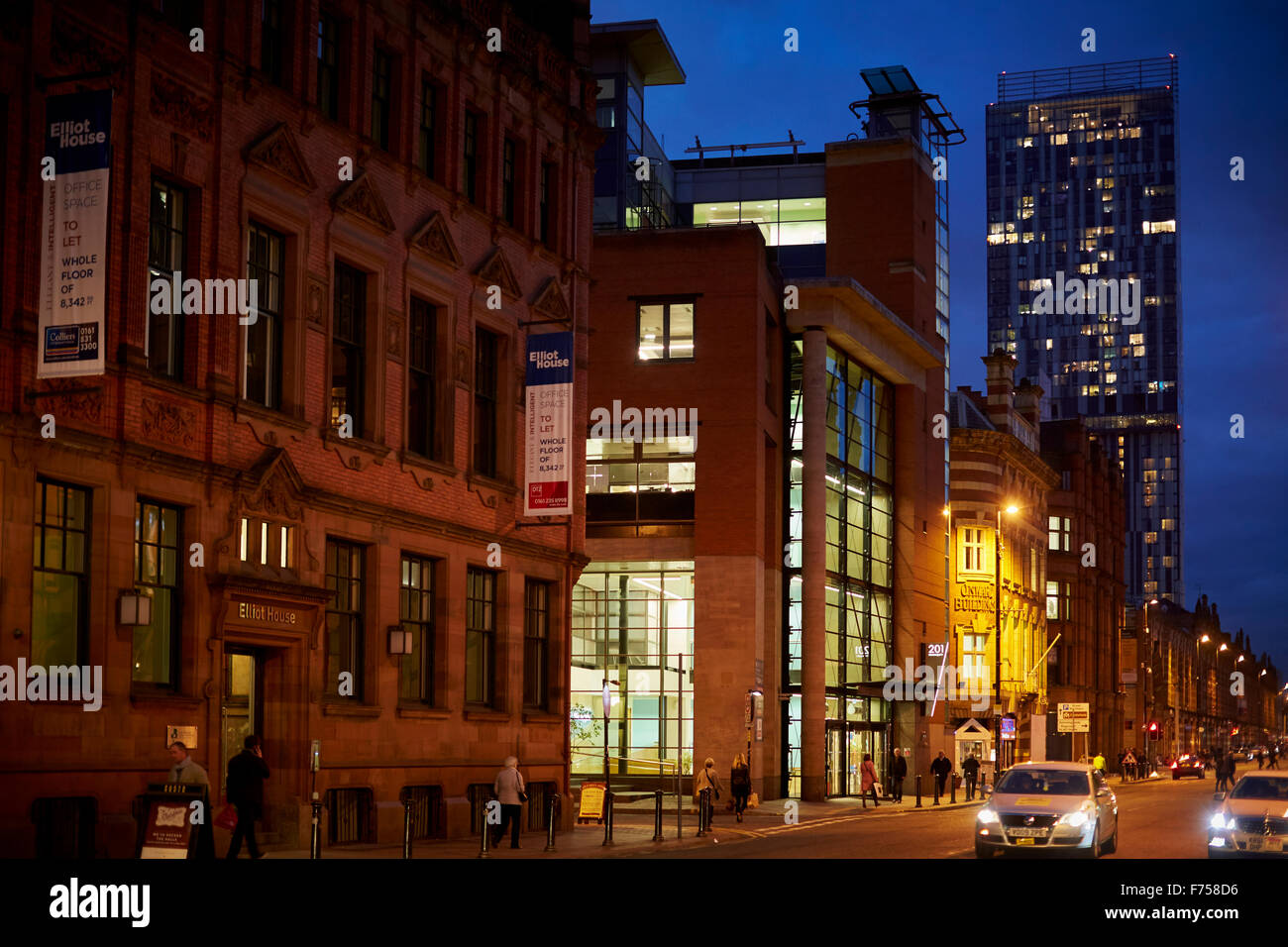 Manchester Deansgate incorniciato con Beetham Tower Beetham Tower (Hilton Tower) è un punto di riferimento 47 piani di utilizzo misto grattacielo in Ma Foto Stock