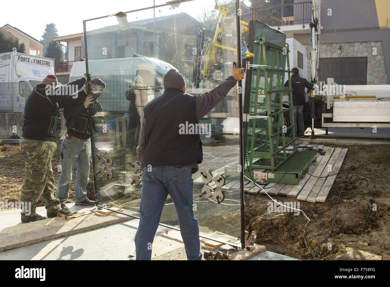 Lavoratori edili installazione di nuove finestre in una casa in costruzione nel Nord Italia. Foto Stock