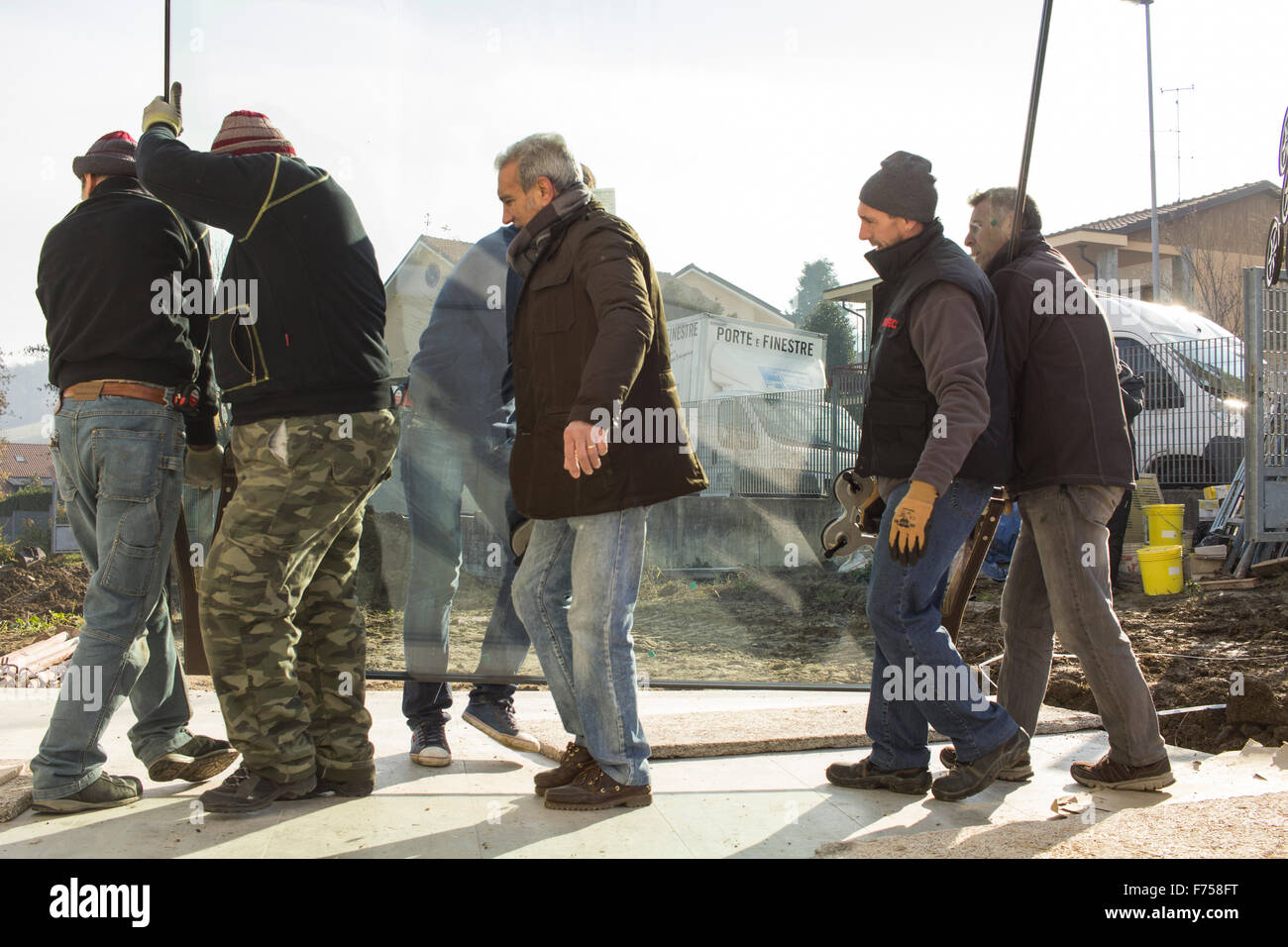 Lavoratori edili installazione di nuove finestre in una casa in costruzione nel Nord Italia. Foto Stock