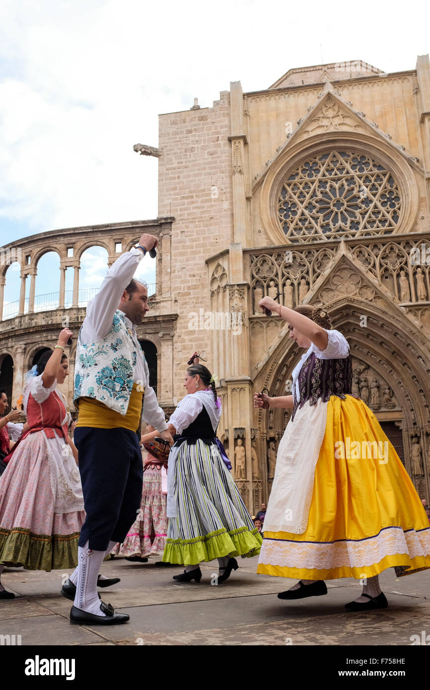 Tradizionale danza spagnola, Plaza de la Virgen di Valencia, Spagna Foto Stock