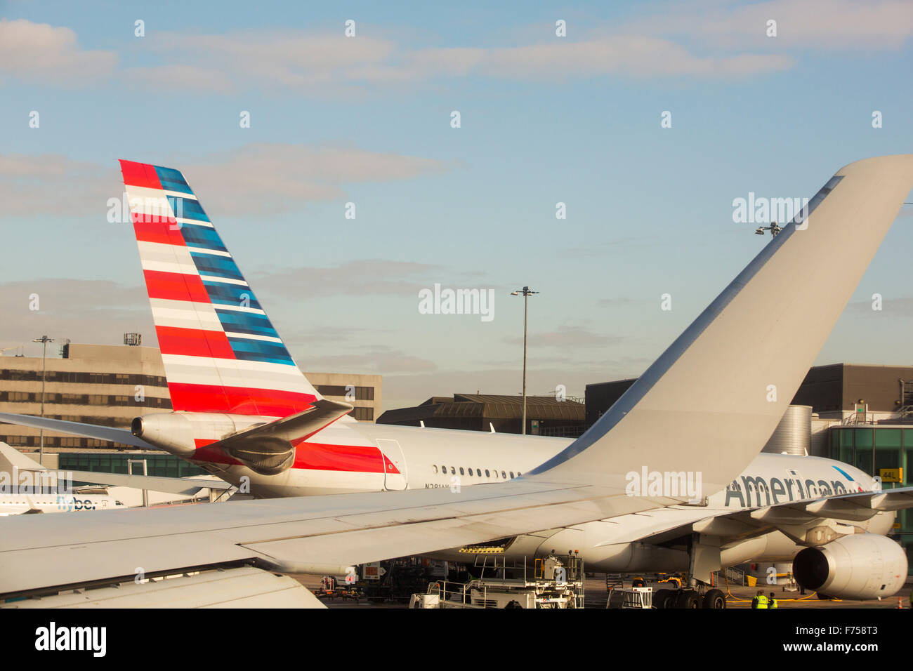 Un American Airlines getto uscente dall'aeroporto di Manchester, UK. Foto Stock