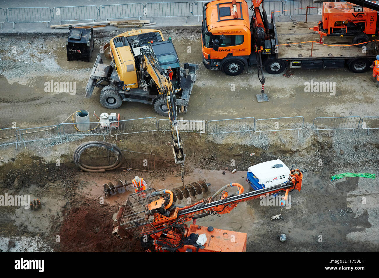 Manchester al secondo incrocio per Metrolink in Pietro digger jcb edificio di lavoro terreno di scavo autocarro autocarro drill mas Foto Stock