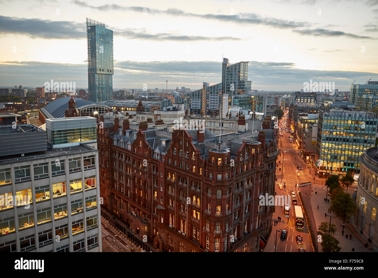 Lo skyline di Manchester che mostra i tetti e Il Midland Hotel tower entrata principale attraverso le nuvole crepuscolo alba bassa serata di luce Foto Stock