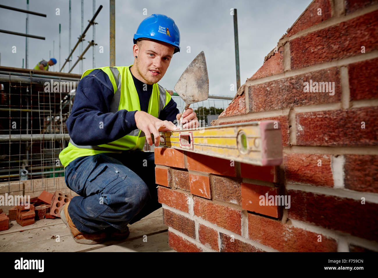 DWH David Wilson case site in Winnington Avenue, Northwich, Cheshire. Builder trades esperto artigiano lavoratore elmetto saf Foto Stock