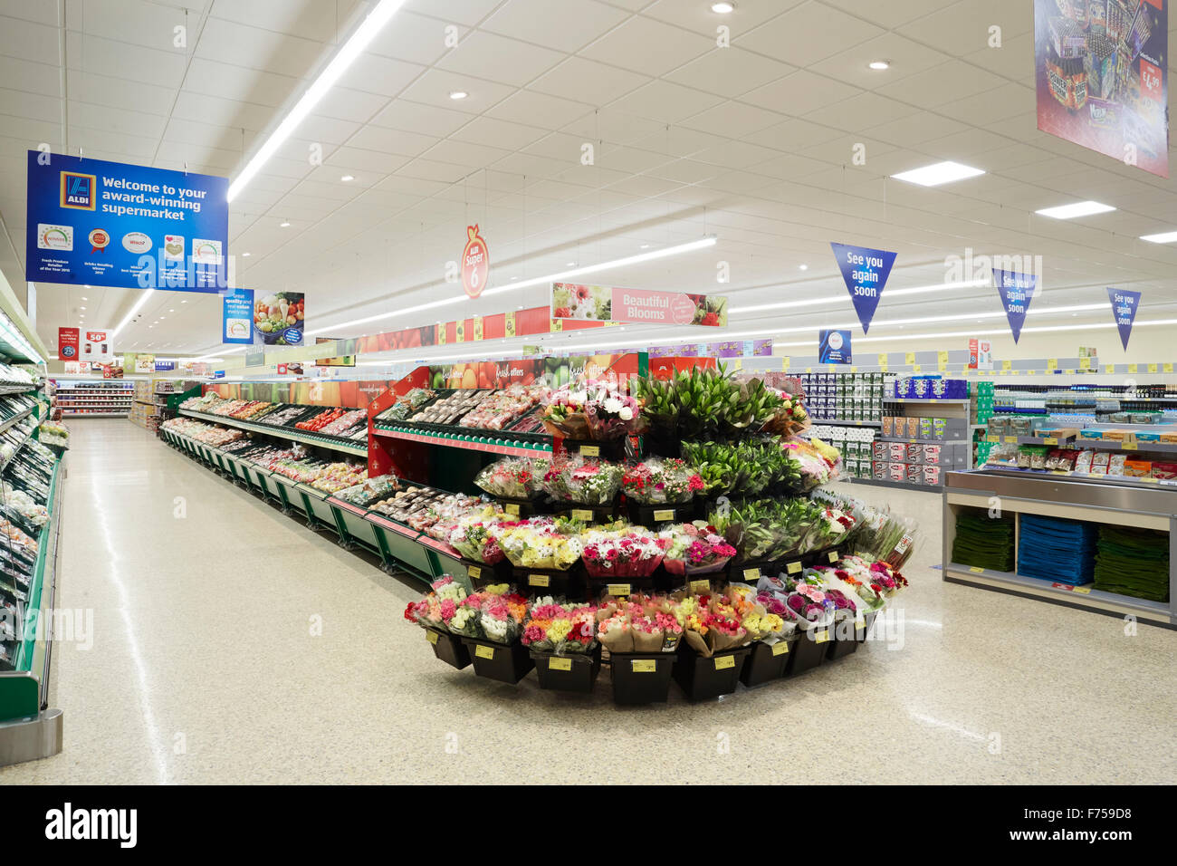 Aldi Ashbourne gran apertura, 250 persone in coda dal giorno prima per avere la possibilità di vincere un biglietto d'oro. Interno o Foto Stock