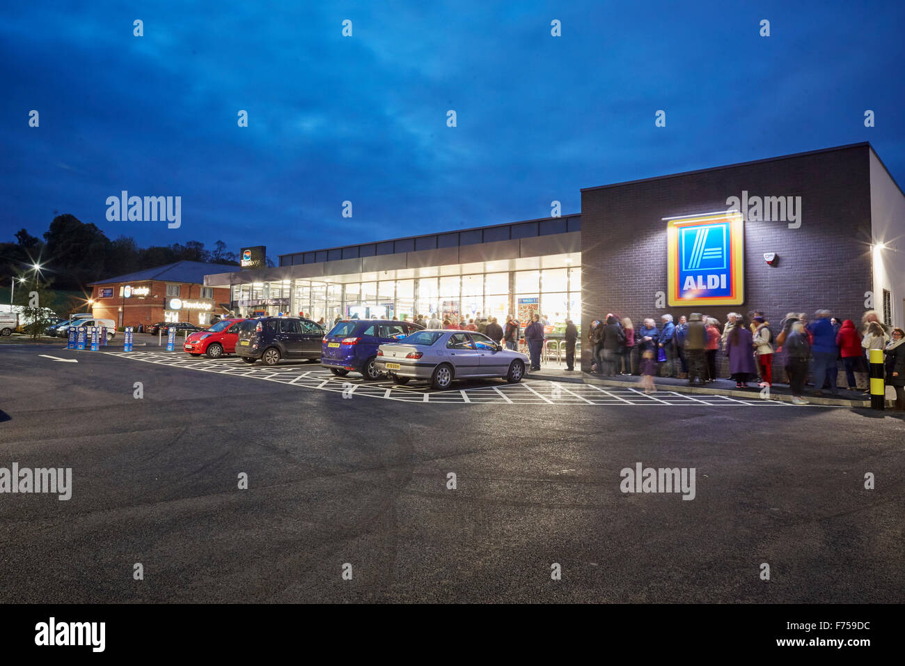 Aldi Ashbourne gran apertura, 250 persone in coda dal giorno prima per avere la possibilità di vincere un biglietto d'oro. esterno Foto Stock