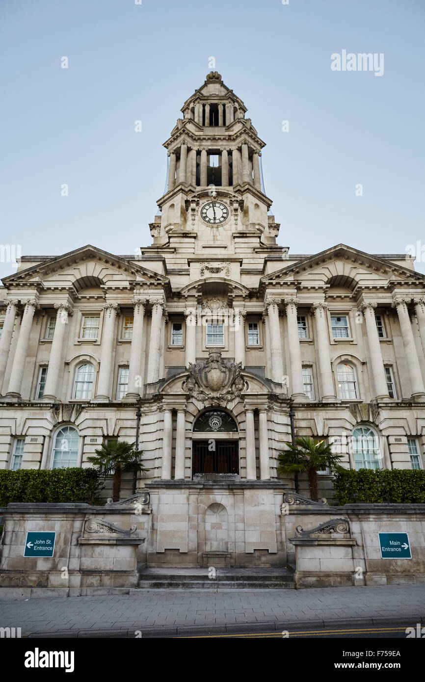 Stockport Town Hall progettata da architetto Sir Alfred Thomas Brumwell designato un Il Grade ii Listed è un edificio in pietra del 1975 buildi Foto Stock