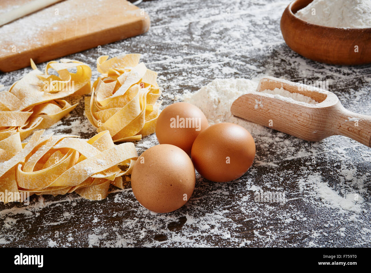 Pasta fresca sul tavolo di legno, farina e uova Foto Stock