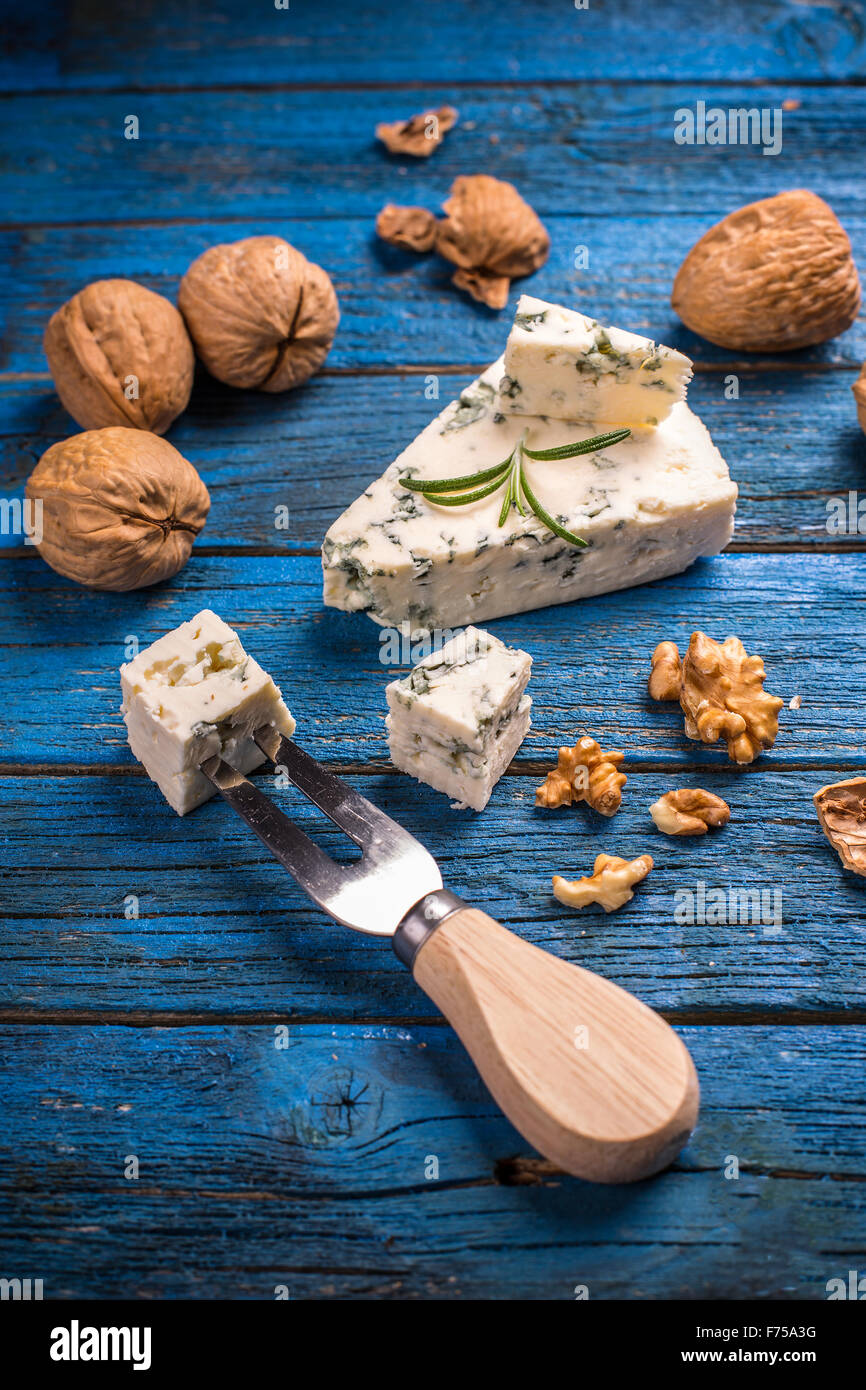 Fette di danese formaggio blu su sfondo di legno Foto Stock