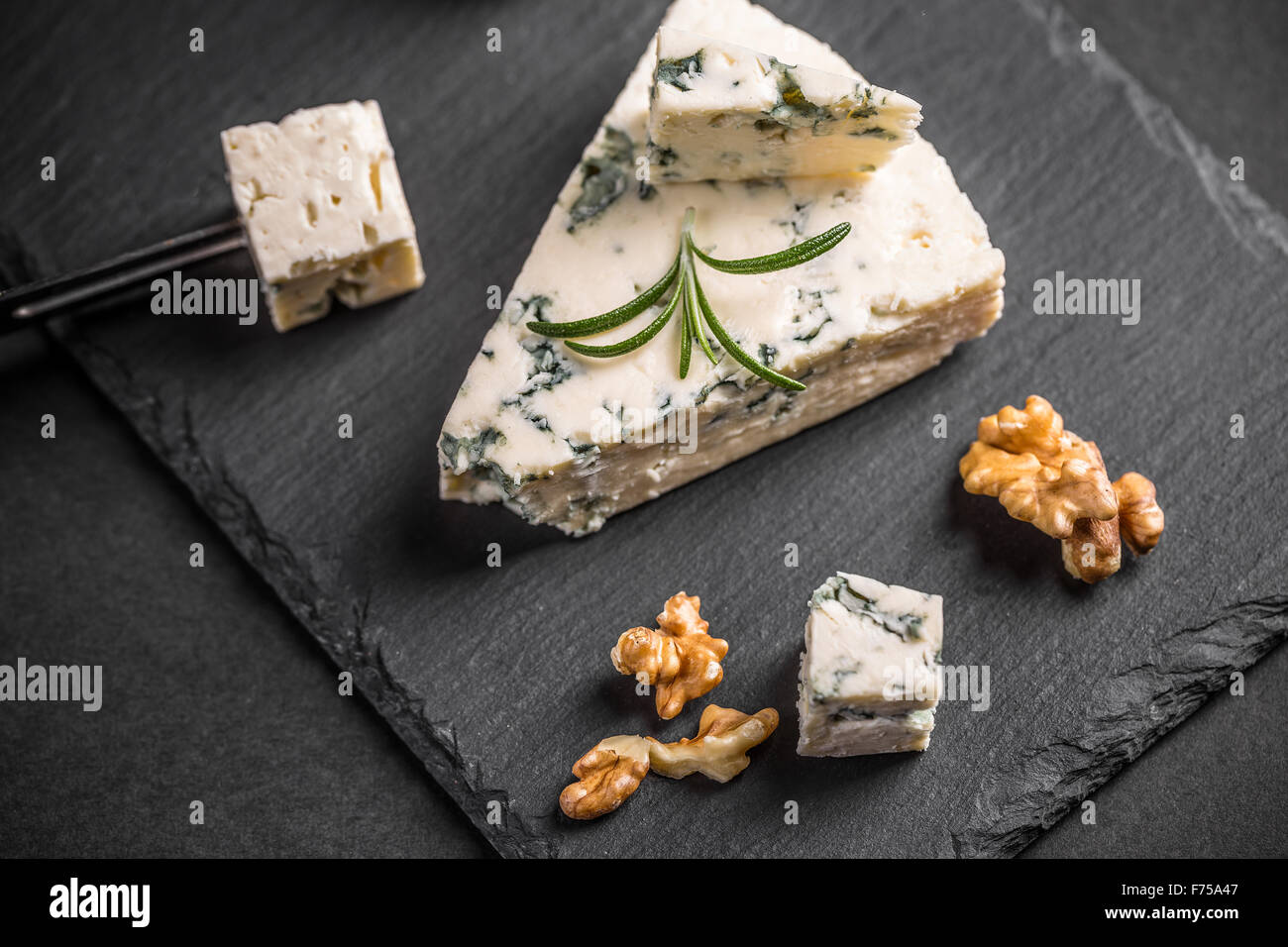 Formaggio Gorgonzola su sfondo nero Foto Stock