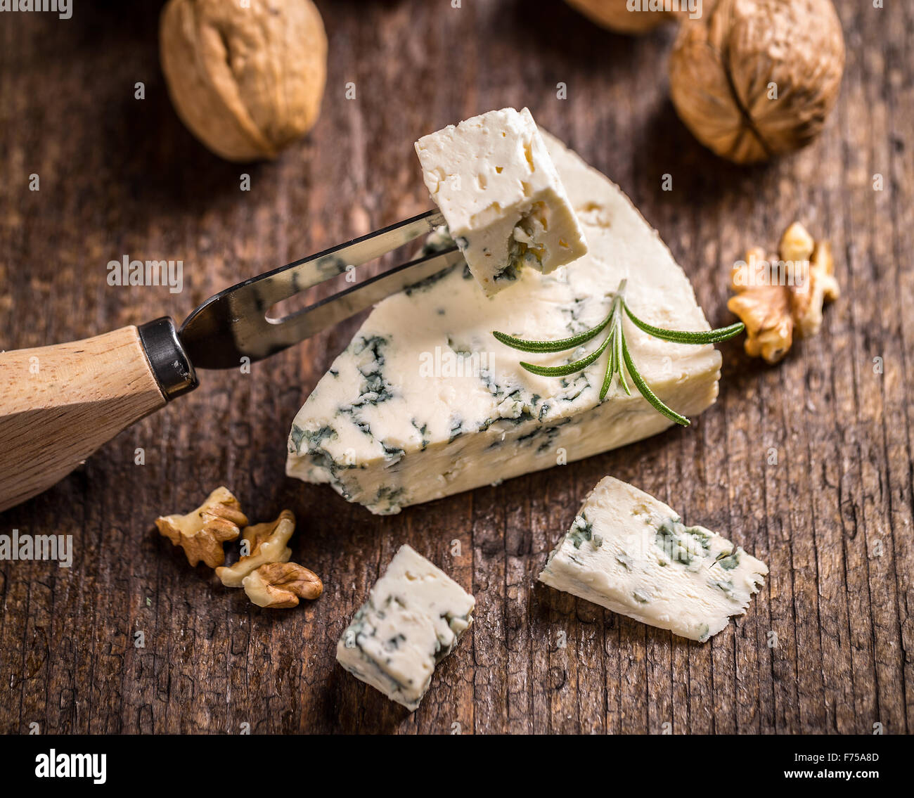 Fetta di formaggio gorgonzola con rosmarino e noce Foto Stock