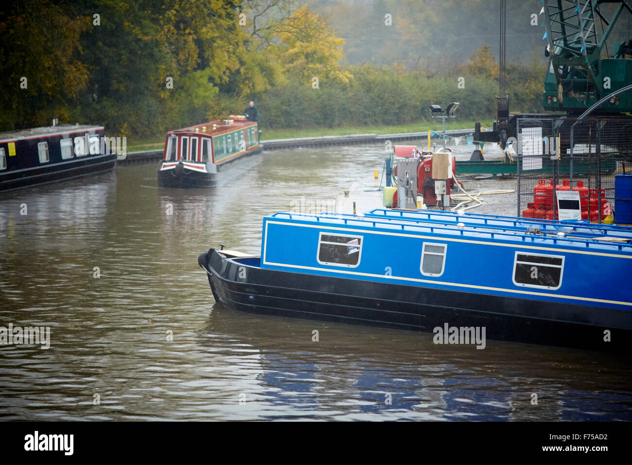 Alvechurch in Worcestershire marina fluviale boat yard blu nebbia canal autunno spostando UK Gran Bretagna British Regno Unito Foto Stock