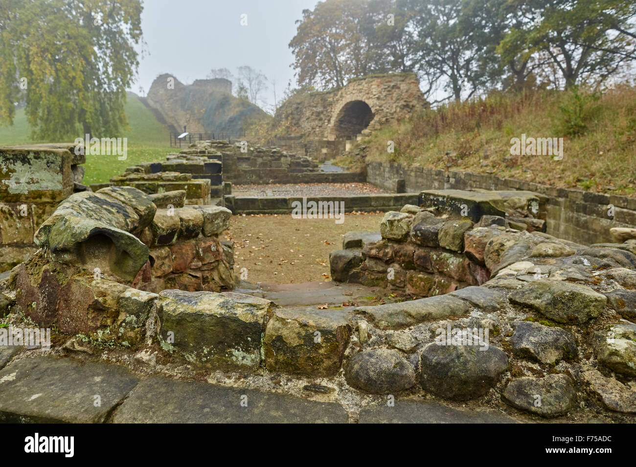 Il Castello di Pontefract nebbie invernali antinebbia resta pareti struttura UK Gran Bretagna British Regno Unito Europa Occidentale è europea Foto Stock