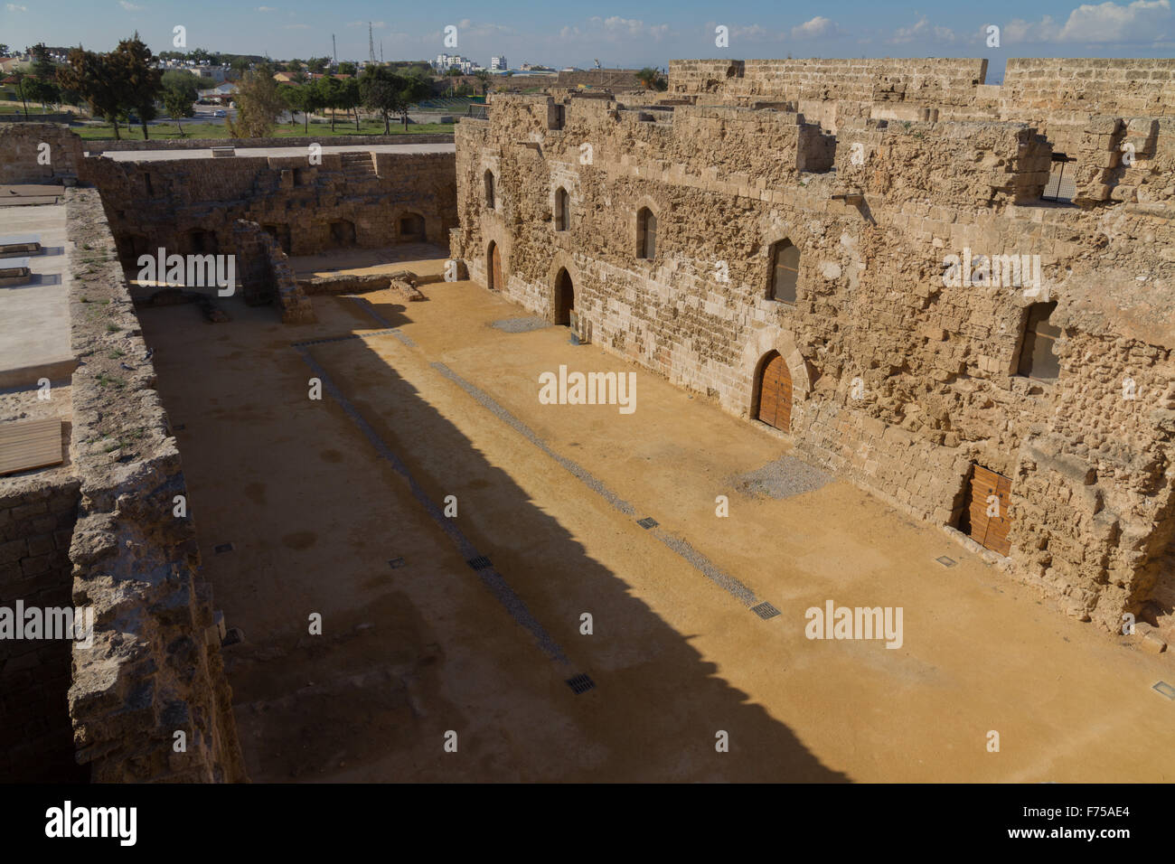 Il cortile interno Othello's Tower, una cittadella medioevale di Famagosta, la Repubblica turca di Cipro del nord Foto Stock