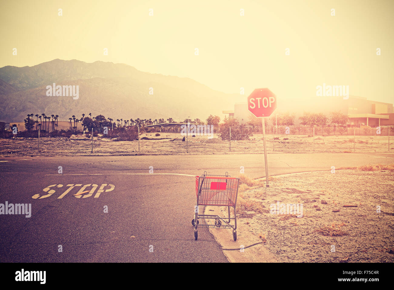 Retrò tonica Vuota carrello di shopping a sinistra su strada al tramonto, Palm Springs, Stati Uniti d'America. Foto Stock