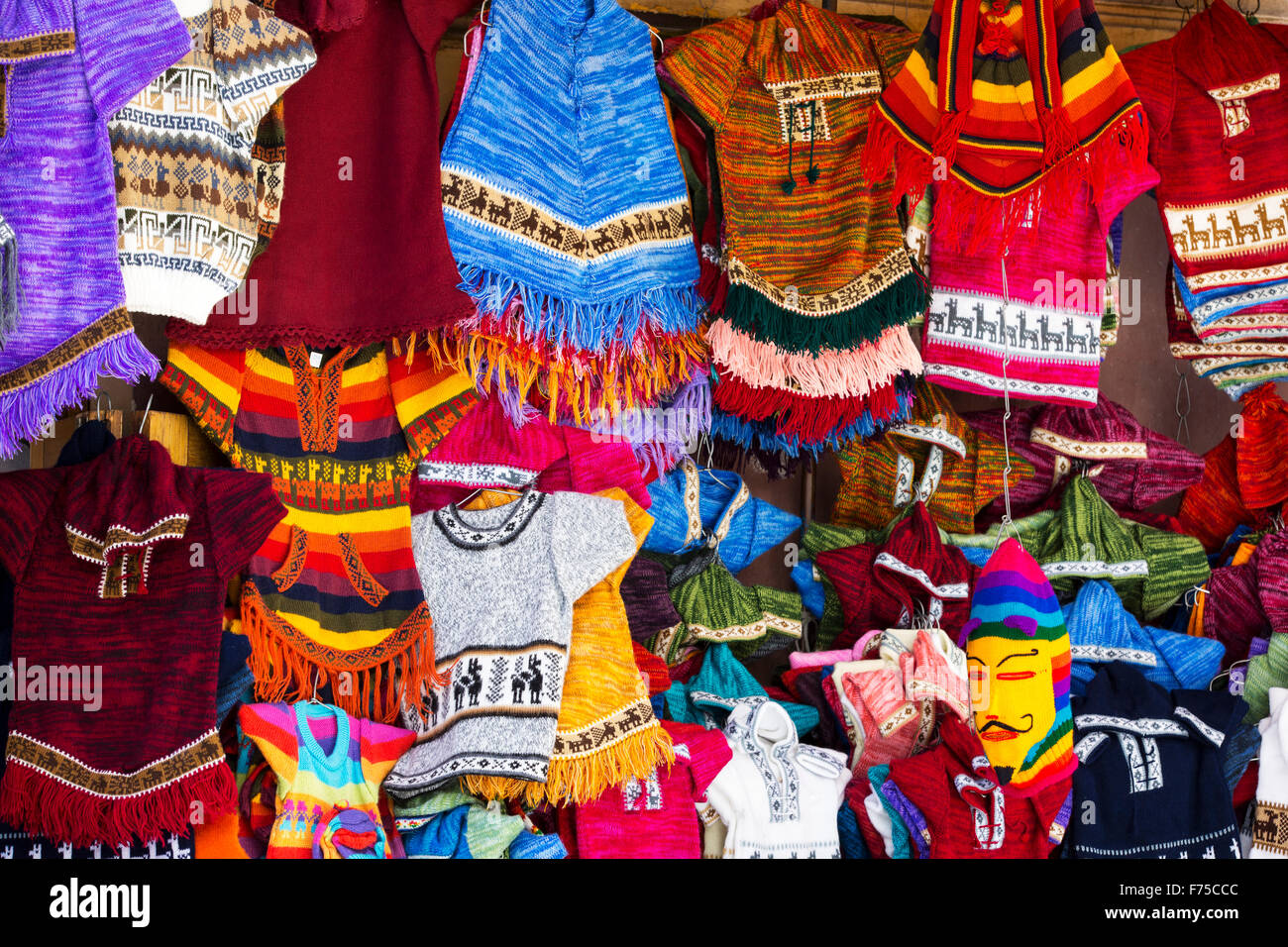 Colorati tessuti boliviana in Vendita in La Paz, Bolivia, Sud America. Foto Stock