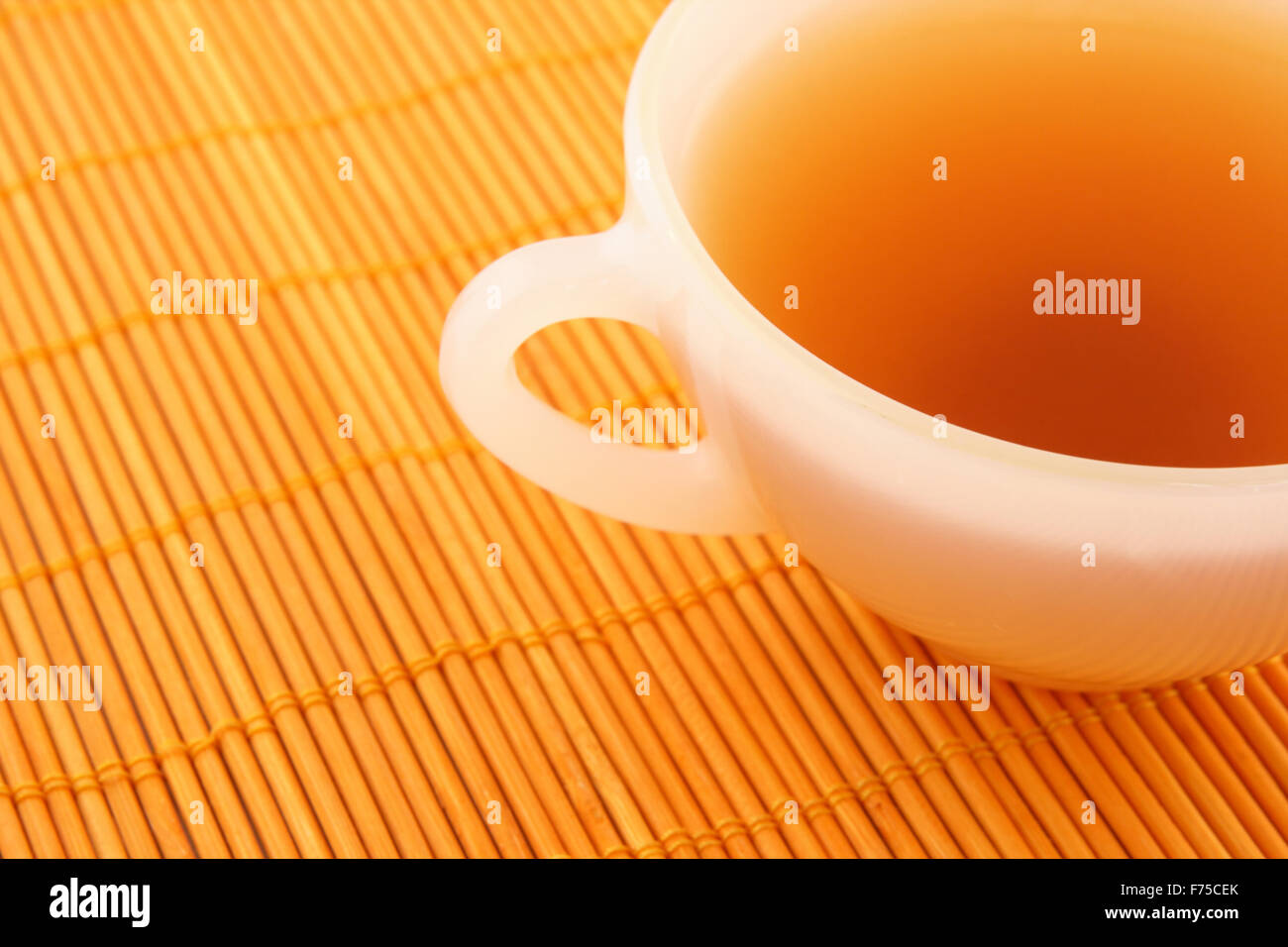 Tazza di tè in rattan di colore arancione mat Foto Stock