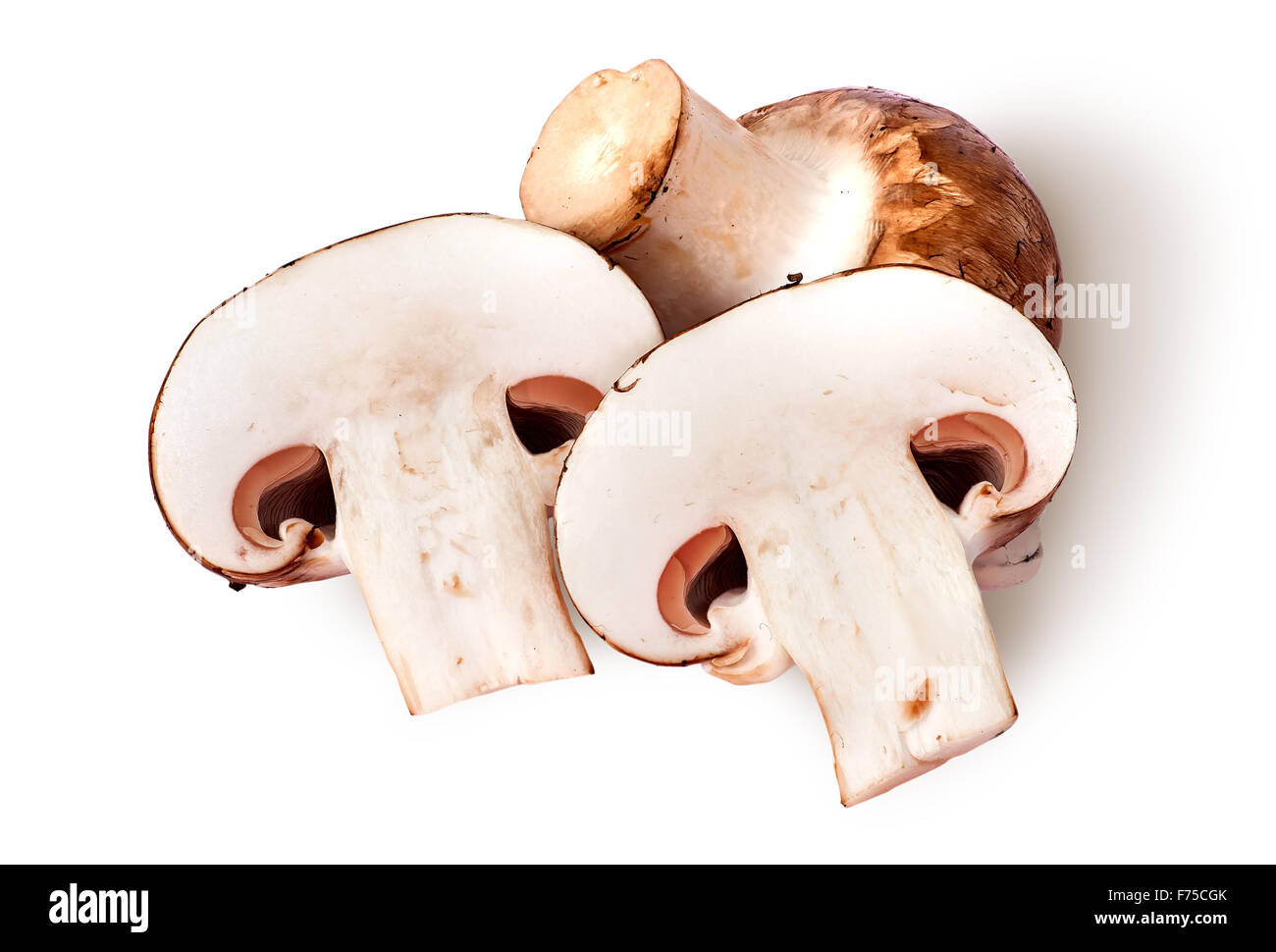 Intera e due metà champignon marrone isolati su sfondo bianco Foto Stock