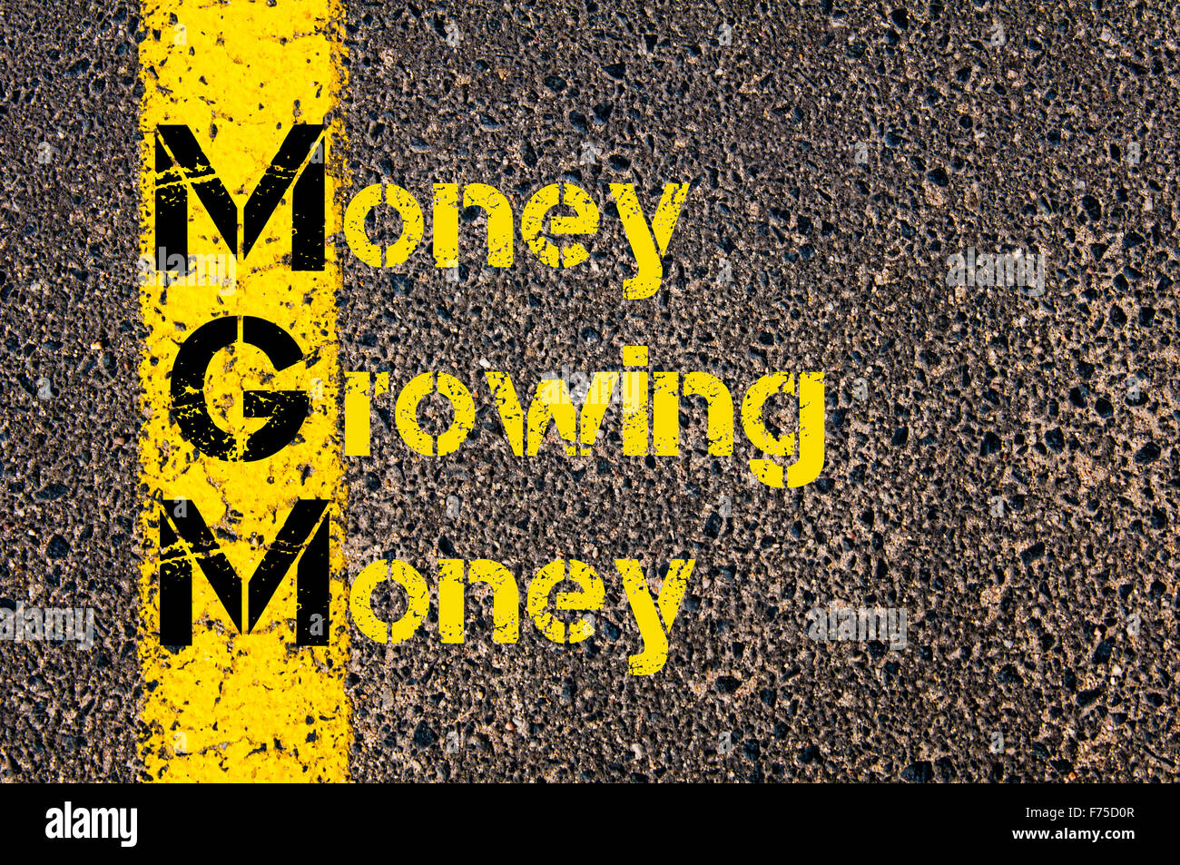 Concetto di immagine del Business acronimo MGM come denaro denaro crescente scritto oltre la segnaletica stradale vernice gialla linea. Foto Stock