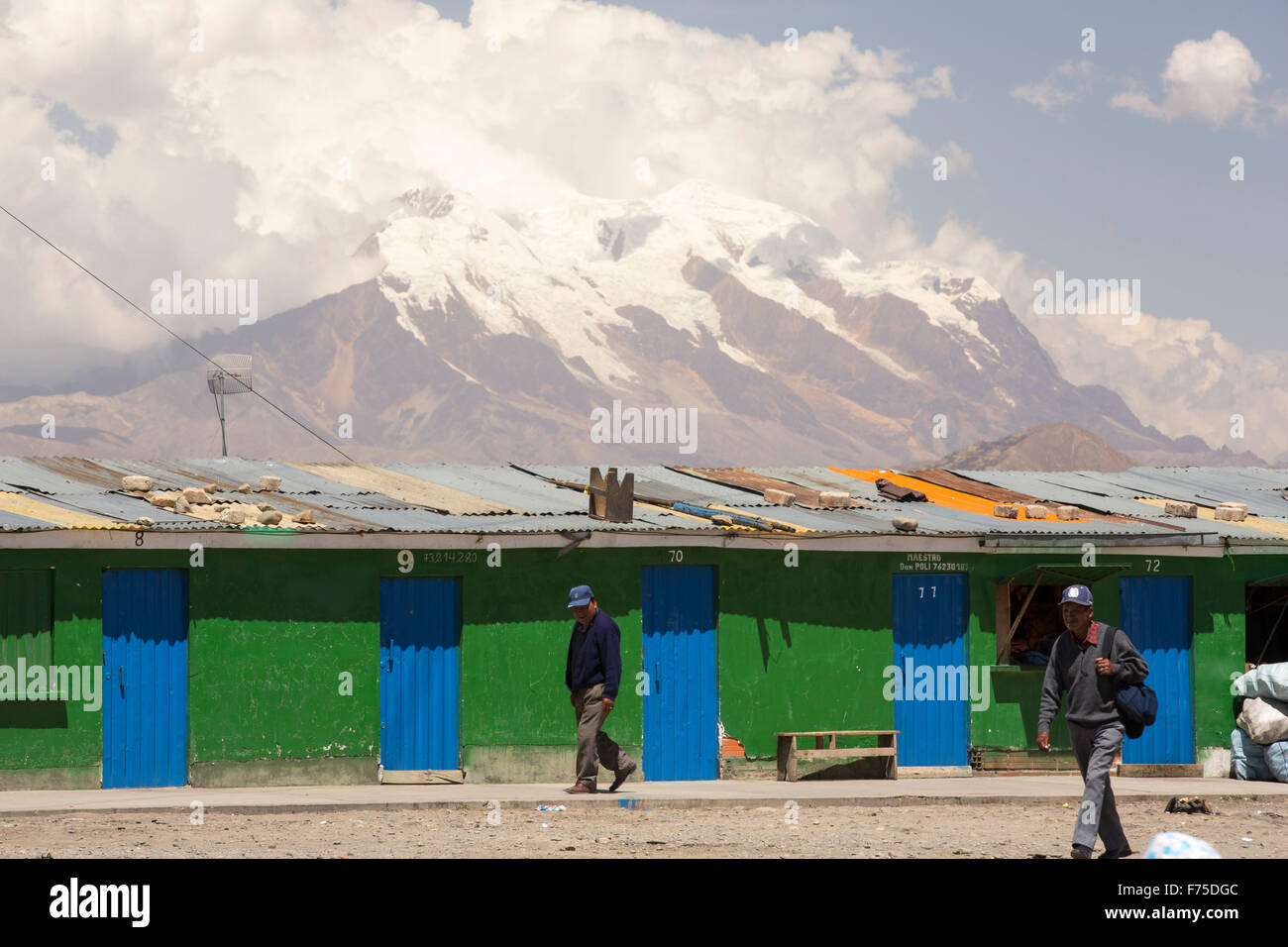 Il picco di Illimani (6343 metri) da El Alto sopra, La Paz, Bolivia. La Paz e El Alto sono criticamente a corto di acqua e probabilmente sarà la prima città capitale del mondo che dovrà essere in gran parte abbandonato a causa di mancanza di acqua. Essa si basa principalmente su acqua di disgelo glaciale dal circostante picchi andini, ma come il cambiamento climatico provoca i ghiacciai a fusione, si è rapidamente a corto di acqua. Foto Stock