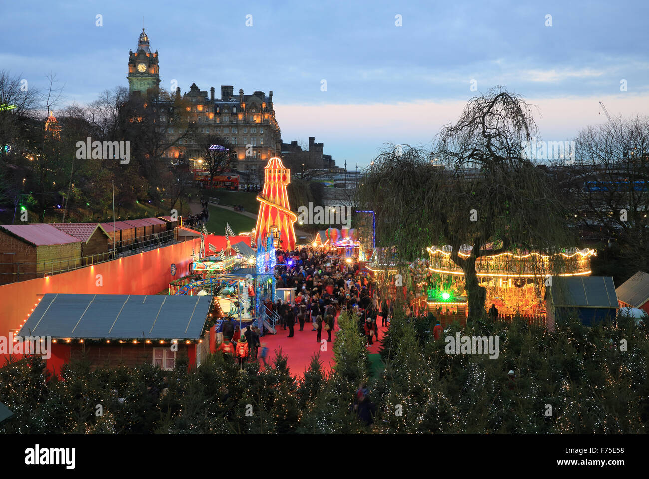 La splendida Edimburgo tedesco mercatino di natale nella zona est di Princes Street Gardens, al tramonto, in Scozia, Regno Unito Foto Stock