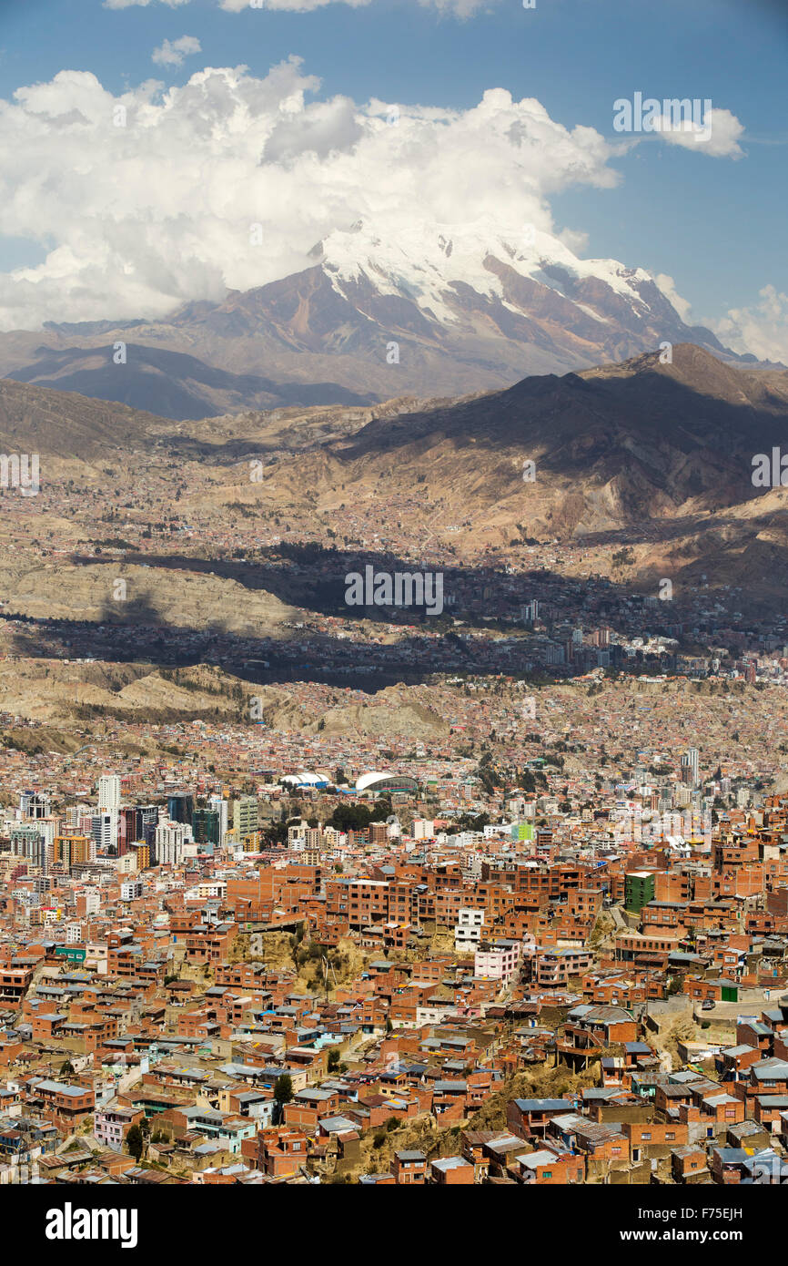 Il picco di Illimani (6343 metri) da El Alto sopra, La Paz, Bolivia. La Paz e El Alto sono criticamente a corto di acqua e probabilmente sarà la prima città capitale del mondo che dovrà essere in gran parte abbandonato a causa di mancanza di acqua. Essa si basa principalmente su acqua di disgelo glaciale dal circostante picchi andini, ma come il cambiamento climatico provoca i ghiacciai a fusione, si è rapidamente a corto di acqua. Foto Stock