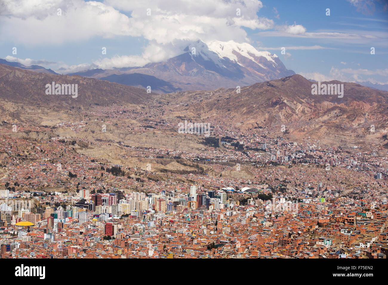 Il picco di Illimani (6343 metri) da El Alto sopra, La Paz, Bolivia. La Paz e El Alto sono criticamente a corto di acqua e probabilmente sarà la prima città capitale del mondo che dovrà essere in gran parte abbandonato a causa di mancanza di acqua. Essa si basa principalmente su acqua di disgelo glaciale dal circostante picchi andini, ma come il cambiamento climatico provoca i ghiacciai a fusione, si è rapidamente a corto di acqua. Foto Stock