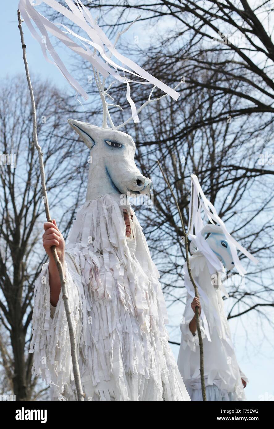 Persone vestite come gli animali indossando maschere in cartapesta al giorno di maggio parade di Minneapolis. Foto Stock