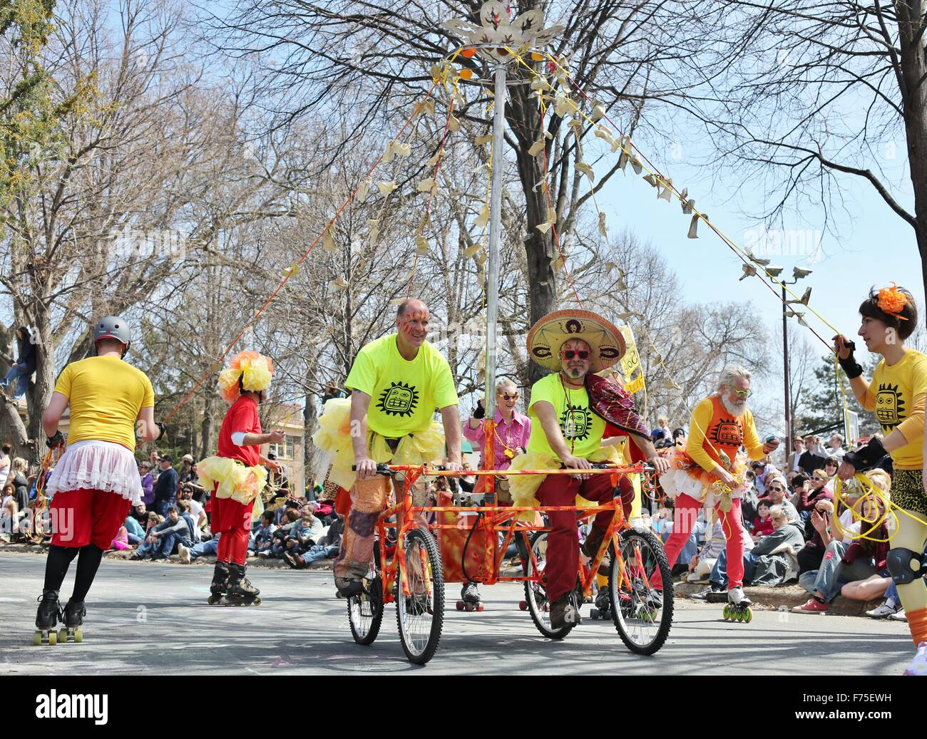 Pattinaggio di persone attorno ad un mobile può pole al giorno di maggio parade di Minneapolis. Foto Stock