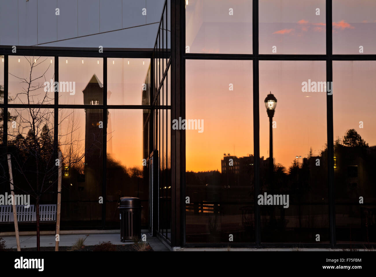 Lo Spokane Torre dell Orologio che riflettono al tramonto nelle finestre di vetro della Convention Center si trova in Riverside Park, Spokane. Foto Stock