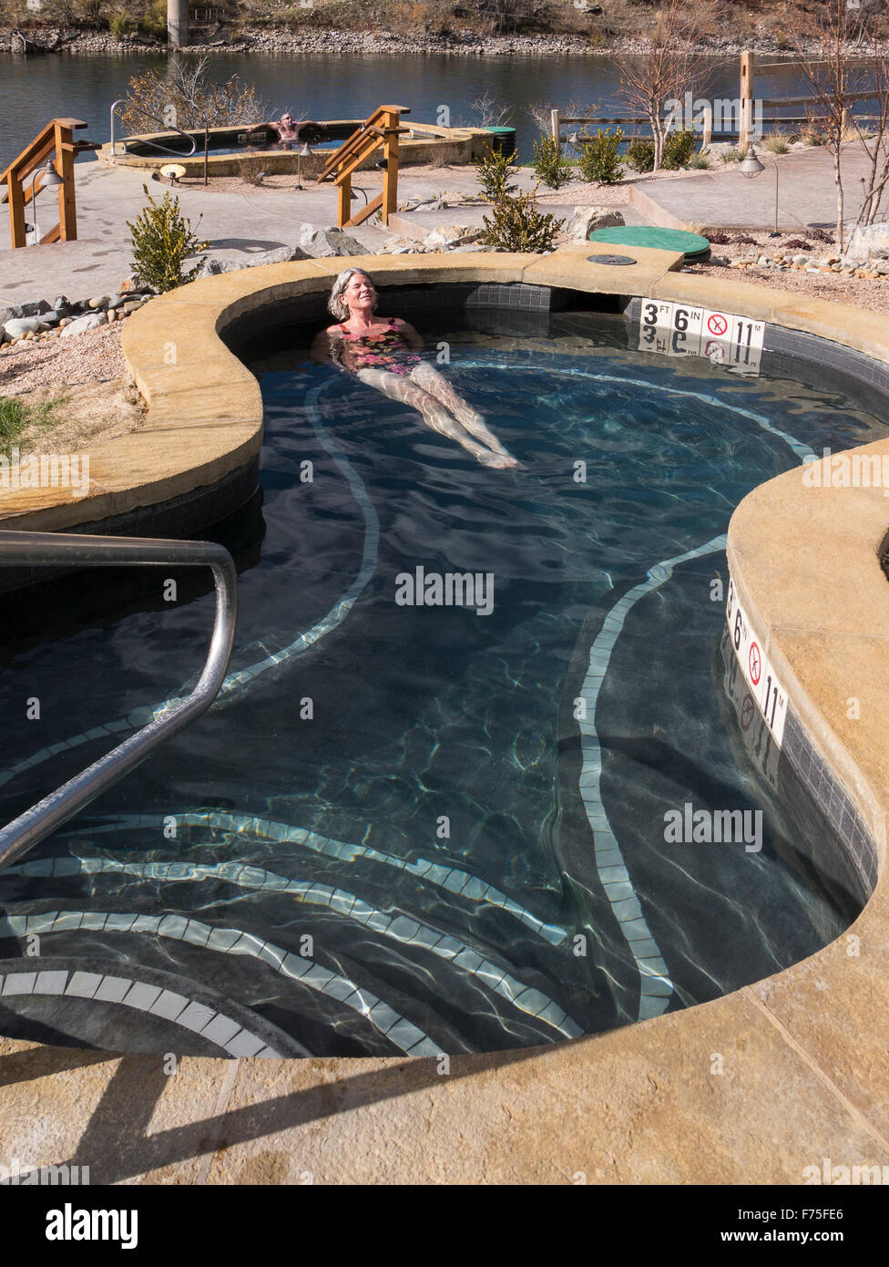 La donna si imbeve in Iron Mountain Hot Springs, Glenwood Springs, Colorado. Foto Stock