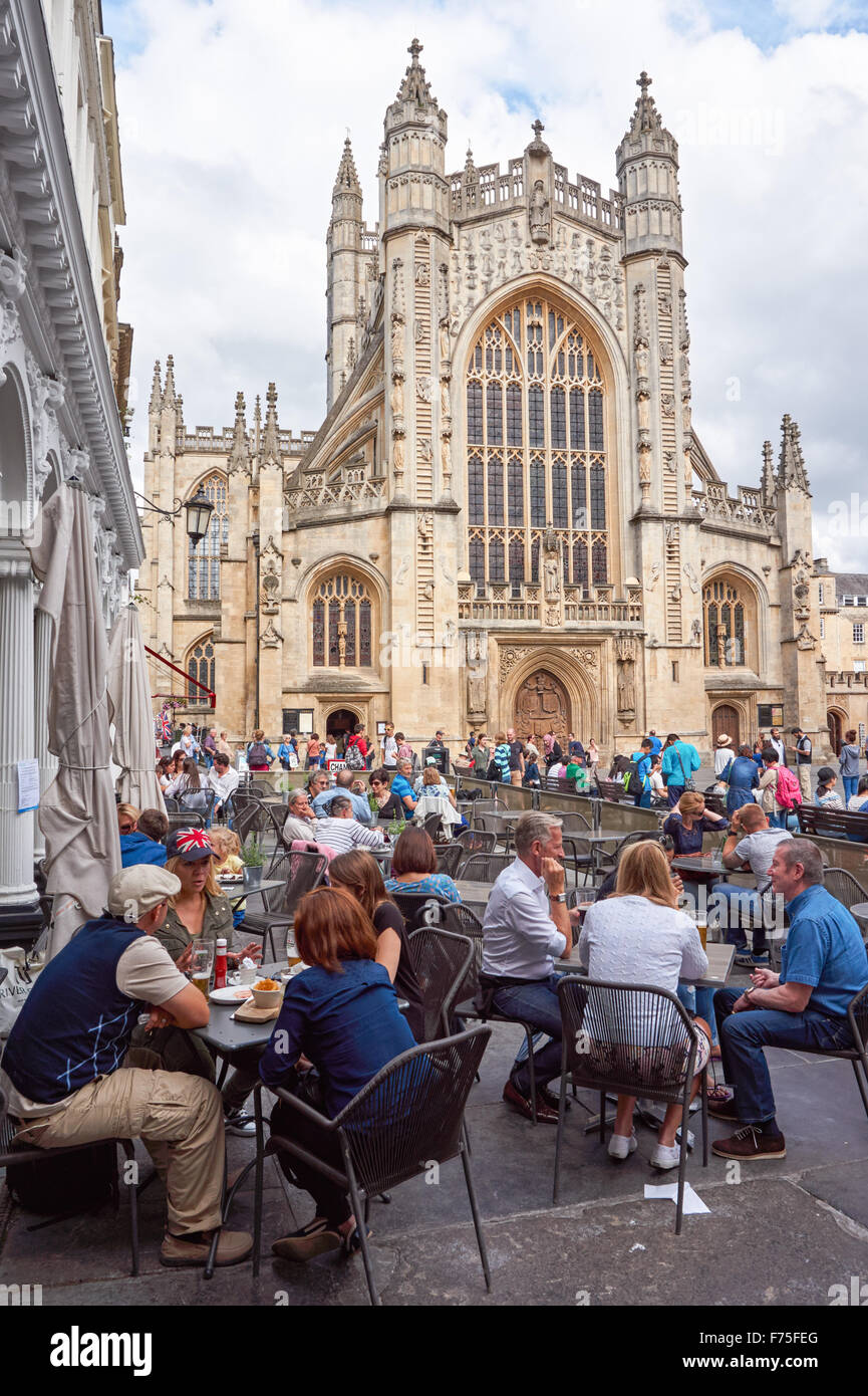 I turisti seduti nel ristorante vicino a Abbazia di Bath in bagno, Somerset England Regno Unito Regno Unito Foto Stock